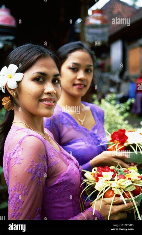 Balinesischen Frauen Ubud Indonesien Stockfotografie Alamy