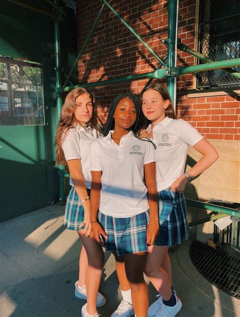 𝚙𝚒𝚗𝚝𝚎𝚛𝚎𝚜𝚝 𝚣𝚘𝚎𝚠𝚛𝚘 Private School Girl School Girl Outfit Friend Photoshoot