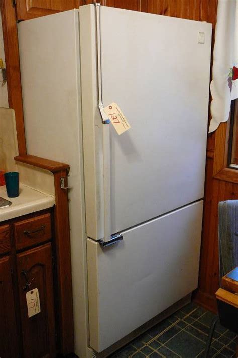 Whirlpool Designer Style Refrigerator Freezer On Bottom 66 High X 32 1