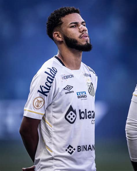 Santos Oficializa Empréstimo Do Lateral Nathan Ao Futebol Português
