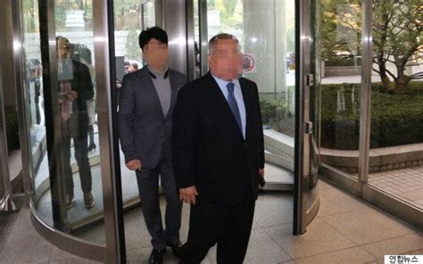 이태원 살인사건의 진범으로 지목된 미국인 아더 존 패터슨의 첫 공판준비기일인 2015년 10월 8일 오전 처음 범인으로 몰렸던 한국계 미국인 에드워드 리의 아버지가 서울 서초구 서울중앙지법 앞에서 기자들의 질문에 답하는 모습. 이태원 살인사건 에드워드 리, "패터슨이 찔렀다" | 허프포스트 ...