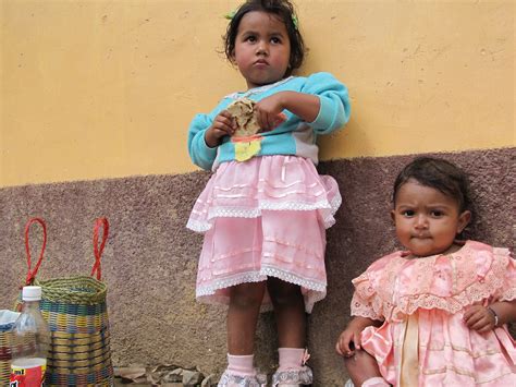 무료 이미지 사람들 소녀 놀이 귀엽다 여자 어린이 의류 장난감 인형 드레스 유아 라틴어 작은 온두라스