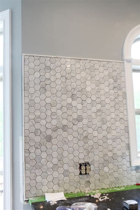 A navy kitchen with elegant copper touches and marble hexagon tiles on the backsplash that add a refined feel. Marble hex backsplash in kitchen | Home | Pinterest