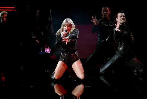 Taylor Swifts 2018 American Music Awards Performance Video Popsugar Entertainment Photo 22