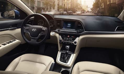 The 2018 hyundai elantra provides good value, with solid engine choices, an excellent infotainment system, and a host of optional equipment. Hyundai Elantra 2017 ya en México, precios y versiones ...