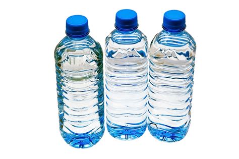 ¿Es agua lo que bebemos en las botellas? - Mercado Negro