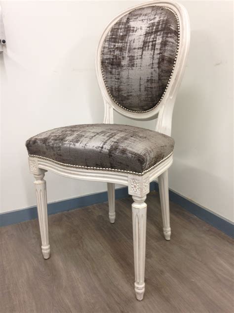 Il existe plusieurs manières de recouvrir une chaise afin qu'elle s'assortisse à votre décoration ou encore pour cacher un défaut. Chaise médaillon Louis XVI - Couverte de velours de soie ...