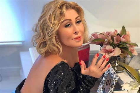 Любовь успенская — по полюшку (2020). В погоне за молодостью Любовь Успенская «стерла» шею на фото