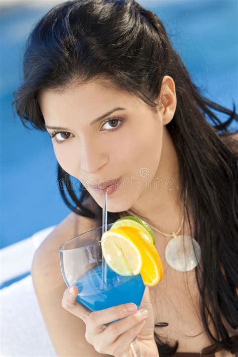 Cocktail Potable De Beau Femme Hispanique De Latina Image Stock Image Du Extérieur Visage