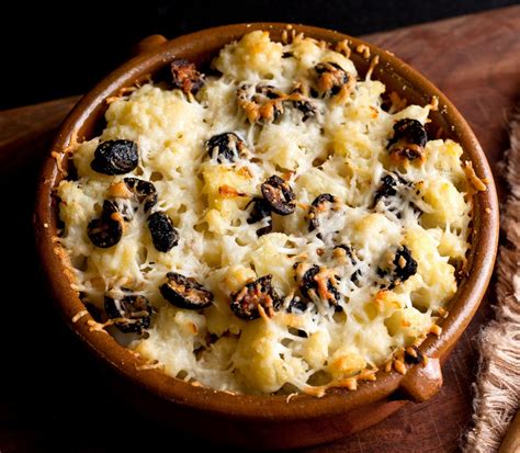 Una preparazione che trova il consenso anche dei più. Ricetta Cavolfiore gratinato alle acciughe e olive nere ...