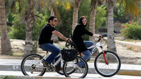 آیت‌الله خامنه‌ای دوچرخه‌سواری زنان در مجامع عمومی حرام است Bbc News