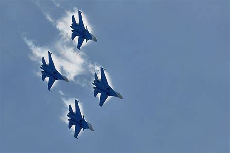 Nueve Cazas Rusos Cercan A Un Avión De Combate Ucraniano