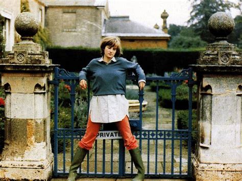 Princess diana has been the talk of the town since the release of season 4 of netflix's original series the crown. Now you can sleep in Princess Diana's bed