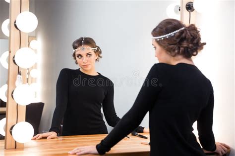 Belle Femme Regardant Dans Le Miroir Photo Stock Image Du Attrayant