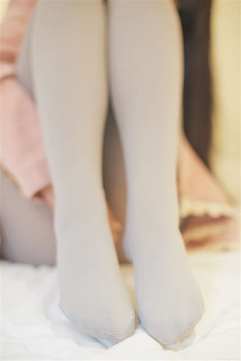 무료 이미지 소녀 화이트 피트 귀엽다 다리 Dslr 손가락 깨끗한 회색 팔 닫다 인간의 몸 드레스