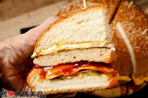 While walking around to hunt for food, we saw some pretty girls dressed in cute costumes handing out flyers of hong kong snacks. Hungry Bunch Sunway Pyramid Serves 10-Inch Wide Ramly Burgers