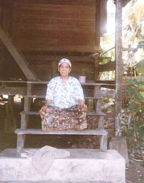 Apa pun yang anda lakukan, anda harus menjaga perasaan pasangan anda, termasuk jika anda berhubungan kembali dengan mantan pacar anda. SUMPAHAN TOK KADOK: ALAM BUNIAN.