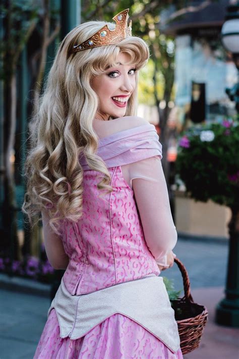 Un merveilleux conte de fée digne de walt disney world comprend une belle princesse et aussi un beau prince charmant. Princess Aurora at Walt Disney World, Face Character ...