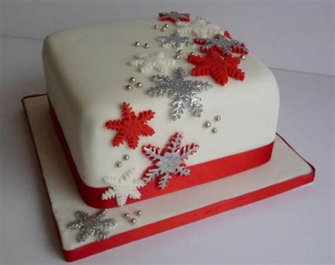 Fondant looks pretty, but man, it sure does taste weird. Awesome Christmas Cake Decorating Ideas - family holiday.net/guide to family holidays on the ...