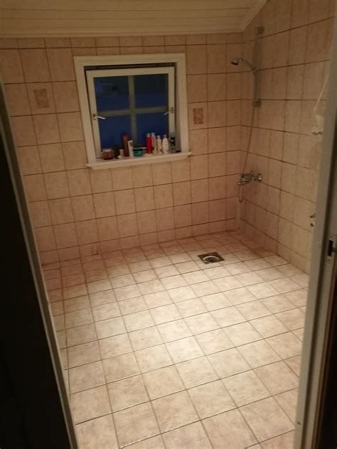 Få en helt ny look uten å rive det gamle badet, med mikrosement. Mikrosement på malte gulvfliser bad - side 2 - ByggeBolig