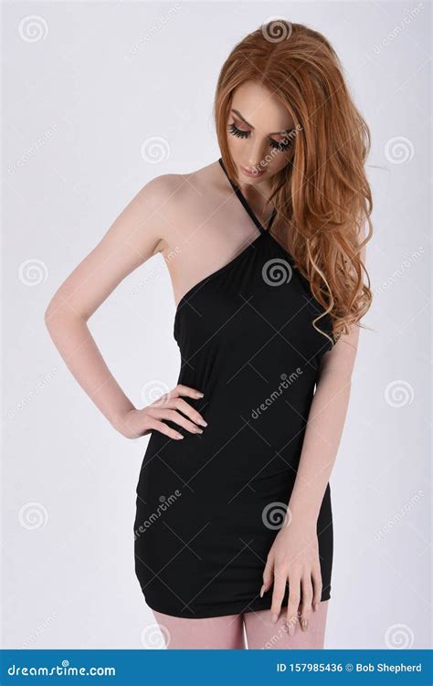 Sexy Busty Redhead In A Short Tight Black Party Dress Stock Foto Image Of Alluring Danser