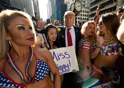 Photographer Alison Jackson Sets Up Spoof Trump Campaign Rally In Nyc Daily Mail Online