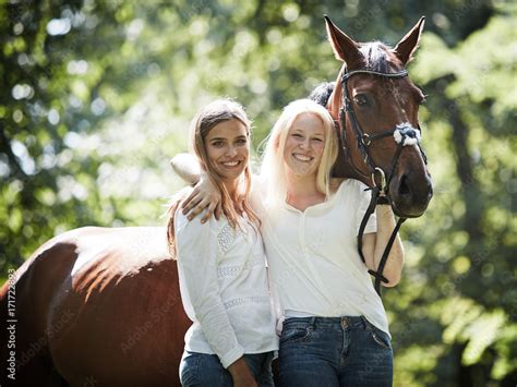 Zwei Junge Frauen Mit Ihrem Pferd Stock Foto Adobe Stock