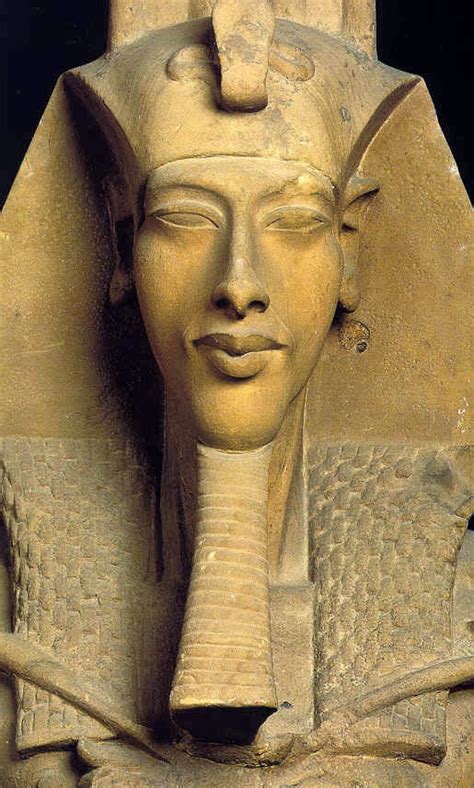 Akhenaton est un des principaux personnages du roman de mika waltari, sinouhé l'égyptien. MAGOS: AKHENATON - O FARAÓ ILUMINADO