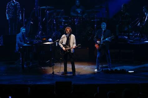 Review Jeff Lynnes Elo Brings Blue Skies To Little Caesars Arena