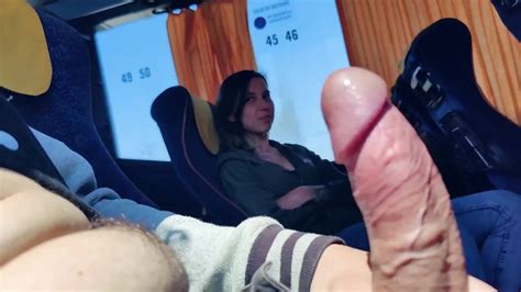 Jeunne Femme étrangère Suce Une Bite Dans Un Bus Redtube