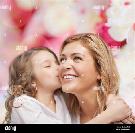 Madre E Hija Sonriente Abrazando Fotografía De Stock Alamy