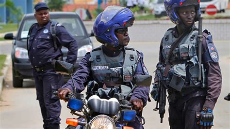 Polícia Angolana Deteve Homem Que Tentava Entrar Em Angola Com 200000 Mil Dólares Vivências