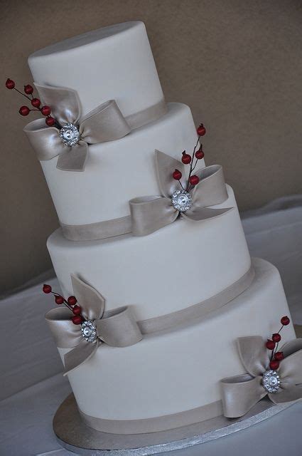 25 Winter Wedding Cakes Decorated With Berries Weddingomania