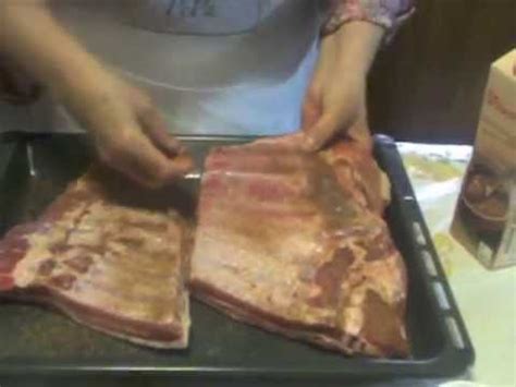 Regamos las costillas con el vino blanco y tapamos la fuente con papel de aluminio. Cómo hacer Costillas al horno caramelizadas - YouTube