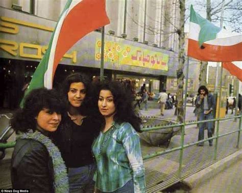 Fascinating Photos Show Iran Before The 1979 Revolution Iranian Women