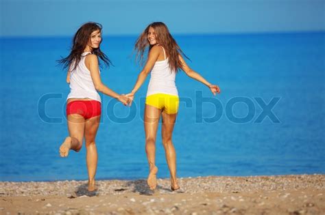 Schöne Mädchen Spaß am Strand Stockfoto Colourbox