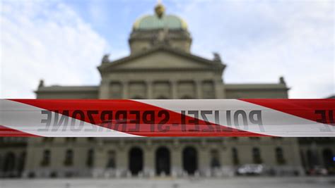 Verdächtiger Rucksack Vor Dem Bundeshaus Wohl Diebesgut Südostschweiz