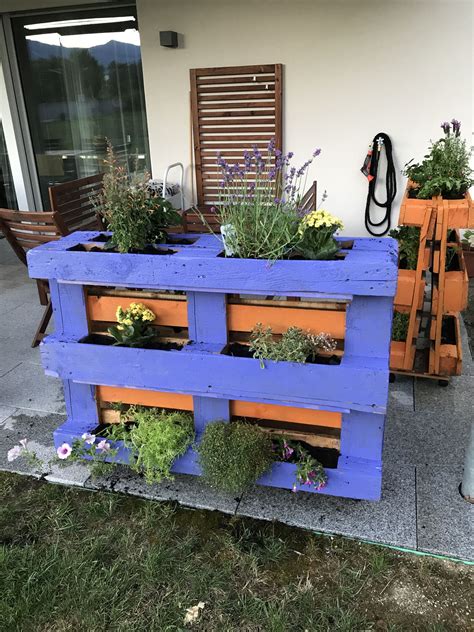 Creative uses for wood pallets #patiogardening | Outdoor decor, Wood ...