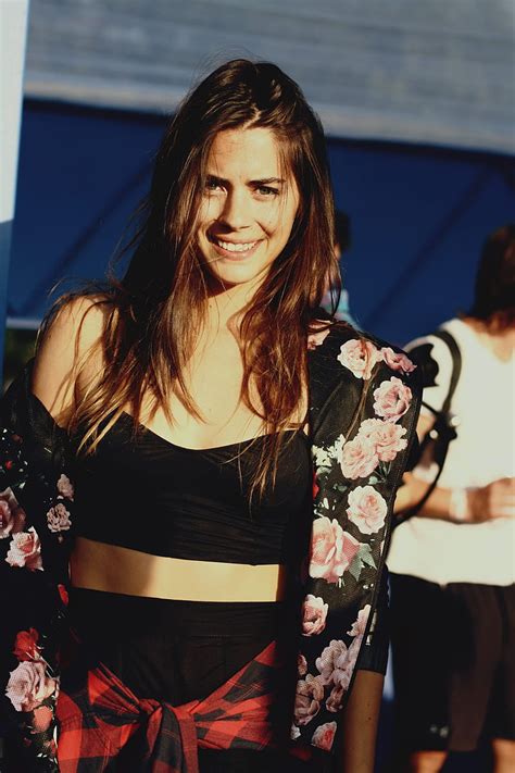 Lorenza Izzo Mujer Actriz Sonriente Luz De Sol Al Aire Libre Pelo Largo Fondo De Pantalla