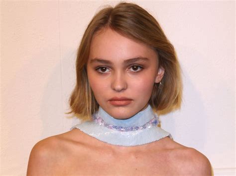 Lily Rose Depp Se Prend Pour Miley Cyrus Sur Les Réseaux S Closer