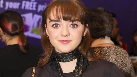 Maisie Williams Dyed Her Brown Hair A Vibrant Hot Pinkhellogiggles