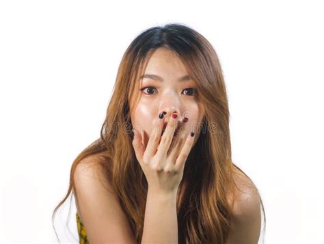 het portret van jongelui schokte en verraste mooie aziatische koreaanse vrouw behandelend mond