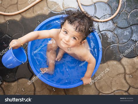 Kuscheljunge Baden Im Freien In Einer Stockfoto 84330856 Shutterstock