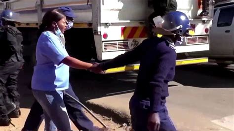 Zimbabwe Police Arrest Protesting Nurses Youtube