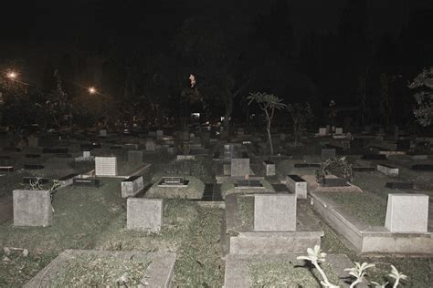 kuburan angker malam hari