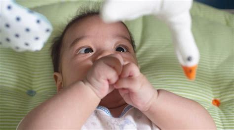 Penyebab Mata Bayi Melihat Ke Atas Dan Cara Mengatasinya