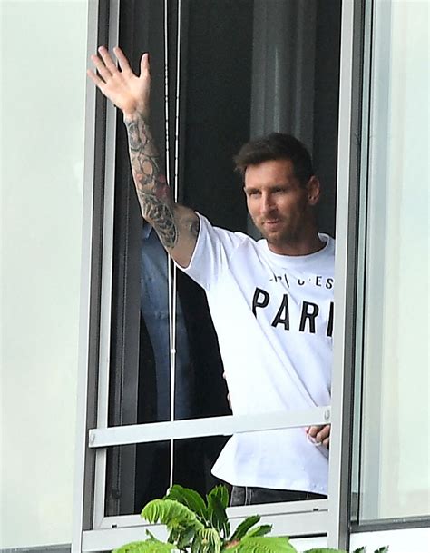 Vidéo Le Football Argentin Lionel Messi Est Accueilli Par Des Supporters Du Paris Saint