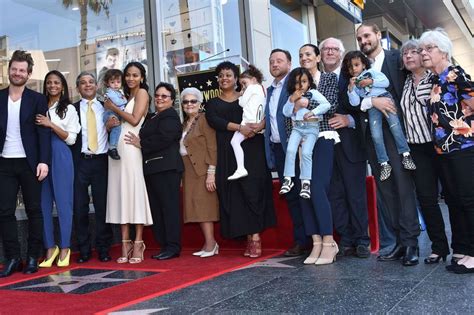 Zoe Saldana Reçoit Son étoile Entourée Par Ses Adorables Fils