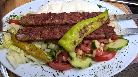 Pas d'exemple pour adana ↔ essen trouvé. Adana-Kebap mit Reis Salat und Knoblauchsauce - Bild von ...