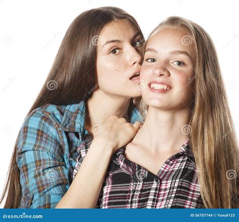 Dos Adolescentes Lindos Que Se Divierten Junto Aislada Encendido Foto